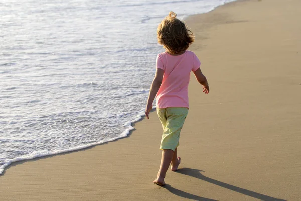 Active kid having fun on summer vacation. Child boy running on sand beach. — Stock Photo, Image