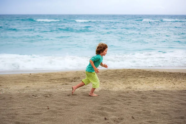 Niño corriendo en la playa de arena en verano. — Foto de Stock