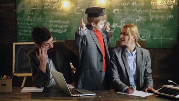 Rodzina ucząca się w klasie. Geniusz. Uczeń chłopiec i rodzice nauczyciele uczą się w domu i odrabiają lekcje szkolne. — Wideo stockowe