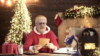 Noel Baba 'nın portresi Noel ağacına karşı istek listesini okuyor.