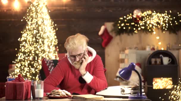 Уставший Санта Клаус спит на столе дома. — стоковое видео