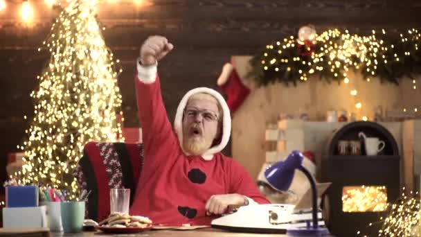 Moderní vzrušení Santa Claus protestuje. — Stock video