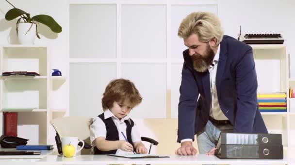 Affari di famiglia. Padre e figlio in carica. Partner commerciali piccolo imprenditore bambino e il suo mentore più anziano. Team di marketing che incontra la ricerca sul brainstorming. Lavoro di squadra e business family team. — Video Stock