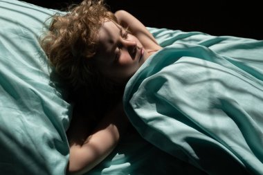 Çocuklar uyuyor, tatlı çocuk yatakta uyuyor..