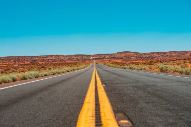 Asfalt desenli, arka planda. Manzara ve yol üzerindeki gün doğumu.