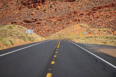 Boş yolu olan panoramik siluet. Asfalt desenli, arka planda. Amerika seyahati.