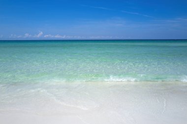 Okyanus manzaralı plaj. Mavi deniz tasarımı için pankart veya duvar kağıdı, okyanus dokusu veya desen, yaz arkaplanı.