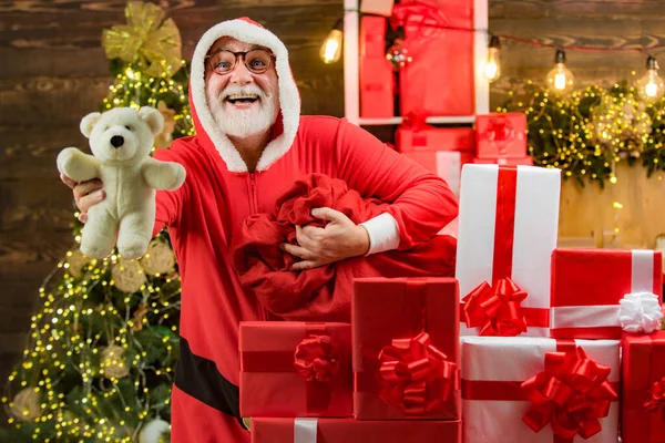 Feliz Papai Noel vestido com roupas de inverno pense no Natal perto da árvore de Natal. Conceito de Natal de Ano Novo. Santa retrato de inverno. — Fotografia de Stock