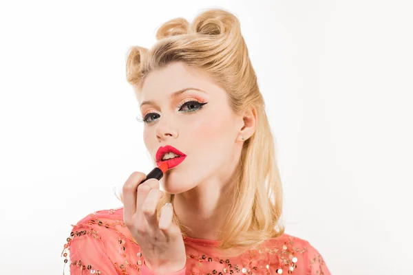 Női ajkak piros rúzzsal. Arckezelés. Professzionális smink szájfény kozmetikai termék. Divat szépség butik reklám. — Stock Fotó
