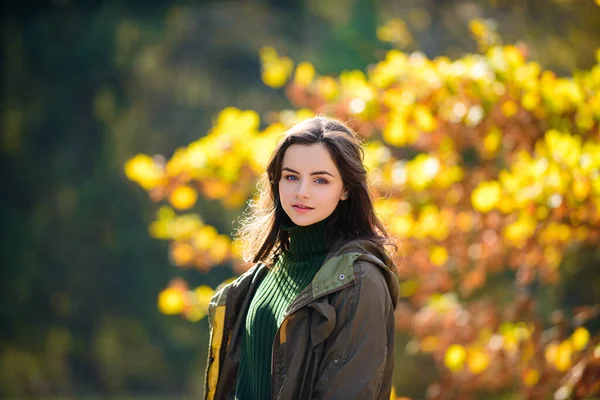 Portret van een mooi meisje tiener op een zonnige herfstdag. — Stockfoto