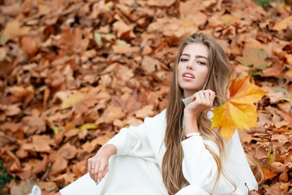 Jesienna piękność. Kobieta moda wodel z upadkiem klon liść na zewnątrz. — Zdjęcie stockowe