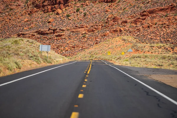 Panorama-Skyline mit leerer Straße. Asphalt Textur, Weg Hintergrund. Amerikanischer Roadtrip. — Stockfoto