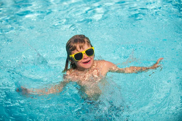 Bambini che nuotano in mare o in piscina. — Foto Stock
