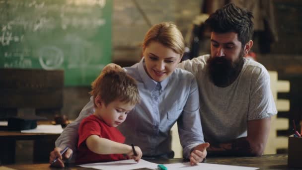 Bonne éducation familiale à domicile. Garçon de l'école primaire étudiant avec des parents ou des enseignants en classe. Concept d'enseignement à domicile. — Video