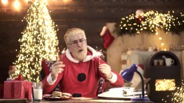 Işıltılı, bengal, neşeli, parlak Noel Baba.