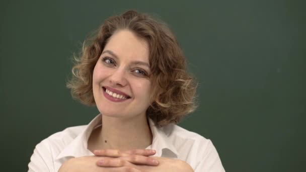 Professora, retrato de close-up. Mulher de negócios olhando para a câmera. — Vídeo de Stock