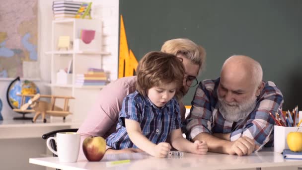 Juegos educativos. Padre e hijo con el abuelo divirtiéndose. Proceso educativo. Números de aprendizaje de los alumnos. — Vídeo de stock