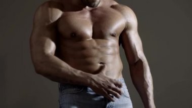 Güçlü omuzları var. Kaslı vücudu ve çıplak gövdesi olan seksi bir adam. Siyah arka planda üstsüz atletik bir adam. Güçlü ve şehvetli. Gay ve lgbt kavramı.