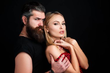 Tutkulu bir çift, romantik insanlar. Yakın plan bir çift portre. Şehvetli kız arkadaş ve erkek arkadaş. Erkek, kız, romantik..