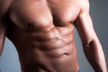 Seksi çıplak gövde, karın kası. Güzel gövdeli zinde bir genç..