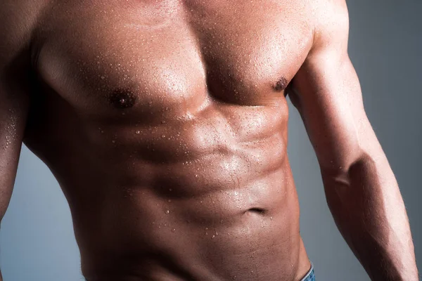 Seksi çıplak gövde, karın kası. Güzel gövdeli zinde bir genç..