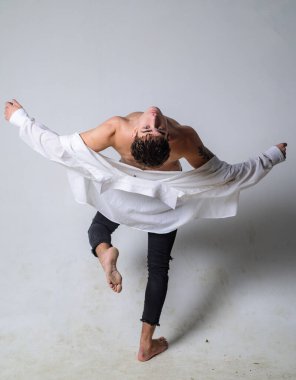Maço adam. Moda adamı modeli. fit vücut. Zihnini boşalt. Özgürlük ruhu. Soyunuyorum. Çıplak göğüs gömlekli şık bir adam. Erkek modası ve trend. Seksi maço. Maço olmak o kadar zor değil.