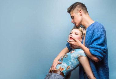 Sevgi dolu bir anın tadını çıkarıyorum. Çekici bir genç adam ve kadın yatak odasında birbirlerine sarılıyorlar..