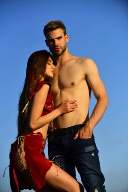 Şehvetli genç çift sarılıyor. Güzel, sevgi dolu bir çift.