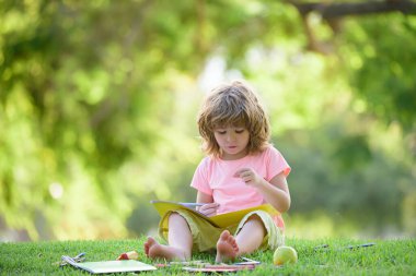 Mesafe öğrenme. İlkokuldan çocuk öğrenci..