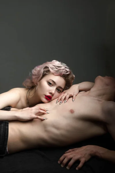 Älskade par poserar i sängen. Intimitet, sensuellt begrepp. — Stockfoto