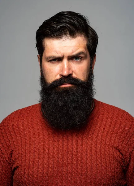 A komoly embernek szakálla és bajsza van. Hipster srác modellek stúdióban. — Stock Fotó