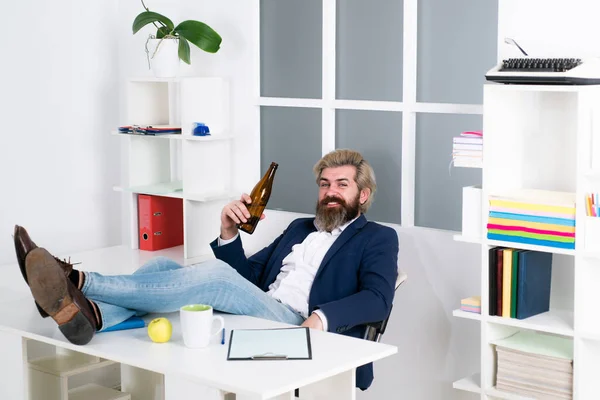 Dronken man aan het eind van de werkdag. Man manager zakenman werkte met succes en aan het einde van de dag, drinkt bier. — Stockfoto