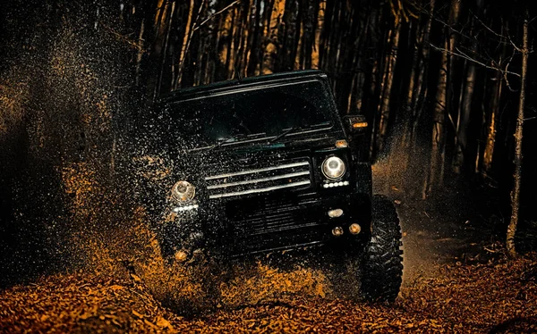 Λάσπη και νερό σε αγώνες εκτός δρόμου. Όχημα εκτός δρόμου πηγαίνει στο βουνό. Jeep σε εξωτερικούς χώρους περιπέτειες. 4x4 οδοιπορικό. Αγώνας ράλι. — Φωτογραφία Αρχείου