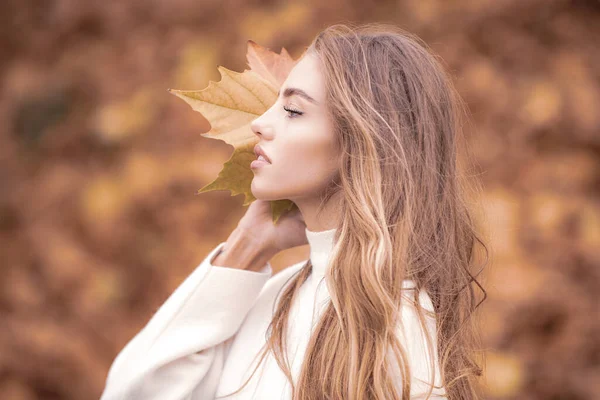 Mujer joven en el parque en el soleado día de otoño. —  Fotos de Stock