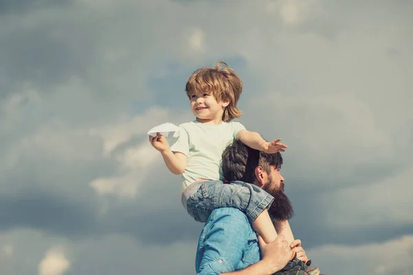 Feliz familia amorosa - Padre e hijo. Generación. Chico feliz jugando con avión de papel. Disfruta.. — Foto de Stock