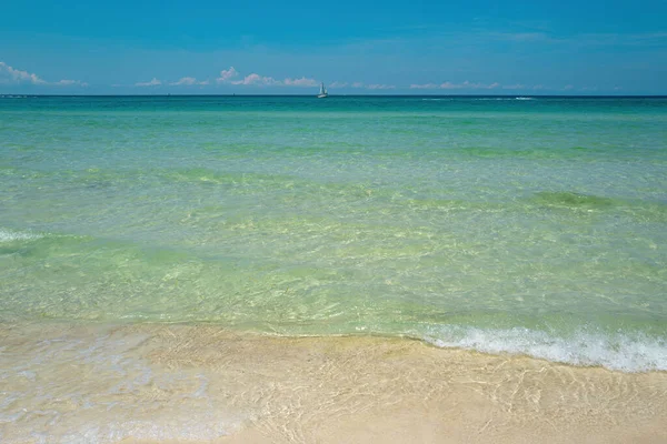 Playa de mar con sol de arena azul cielo. Banner o fondo de pantalla para el diseño del mar azul, textura o patrón del océano, fondo de verano. — Foto de Stock