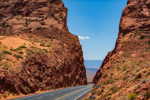 Φυσικό αμερικανικό τοπίο με ασφαλτοστρωμένο δρόμο προς τον ορίζοντα. Ανοιχτός δρόμος μέσα από το χωράφι, ορεινός δρόμος. — Φωτογραφία Αρχείου