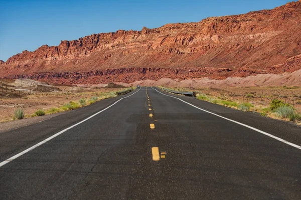 Viagem de carro americana. Estrada cênica vazia no Arizona, EUA. — Fotografia de Stock