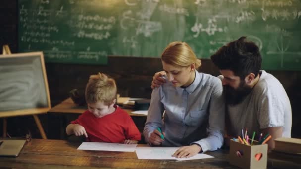 Szkoła rodzinna. Rodzice pomagają dziecku w zadaniach domowych w domu. Ojciec i syn się uczą. Edukacja dzieci. Mały geniusz.. — Wideo stockowe