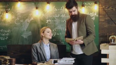 Sakallı üniversite profesörü ve yardımcısı derse hazırlanıyor..