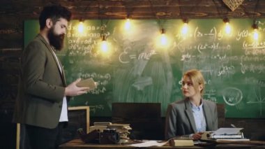Sakallı üniversite profesörü ve asistanı derse hazırlanıyor. Üniversite profesörü.