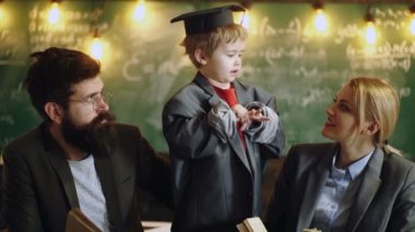 Aile evde ödev yapıyor. Dahi çocuk. Erken eğitim.