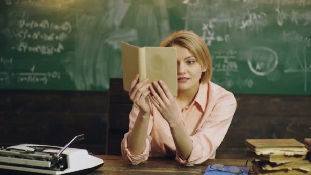 Estudante menina ler livro na universidade. Ensino à distância em casa. Conceito de educação e leitura. Ensino em casa. — Vídeo de Stock