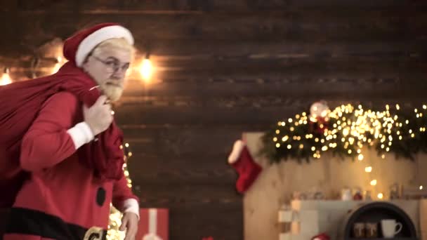 God jul och nyårskoncept. Jultomten bär väska. — Stockvideo