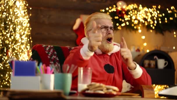 Vtipný vzrušený Santa. Veselý pozitivní snový funky Santa gratuluji nejlepší přání tahání kšandy. Cool veselý moderní hravý Santa Claus. — Stock video