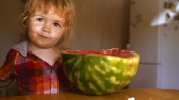 Dziecko je arbuza. chłopiec dziecko jedzące zdrowy organiczny arbuz. słodkie mała dziewczyna jedzenie arbuz — Wideo stockowe