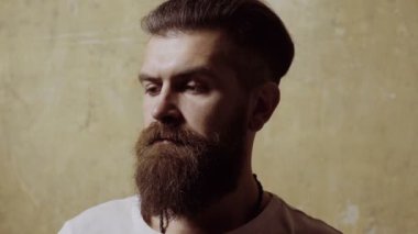 Odada duran yakışıklı, düşünceli adam.