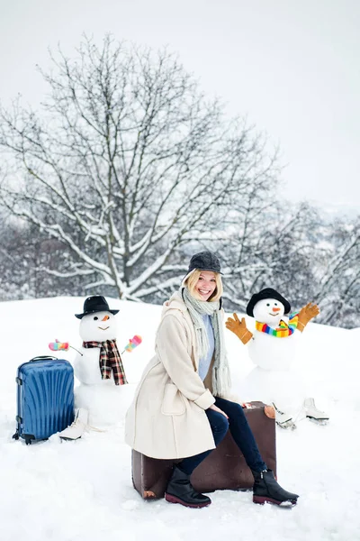 Планування зимових канікул. Зимове свято. Щасливий усміхнений сніговик і зимова дівчина в сонячний зимовий день . — стокове фото
