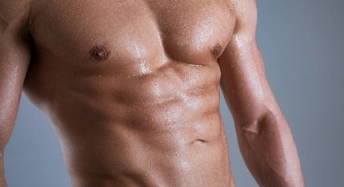 Çıplak gövdeli bir adam. Seksi adam..