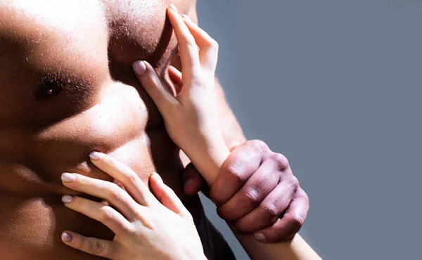 Pareja desnuda enamorada abrazándose apasionadamente. Sexy seducción. Cuerpo desnudo, las mujeres tocan el torso de los hombres desnudos. Tierno romántico. Concepto de personas eróticas. — Foto de Stock